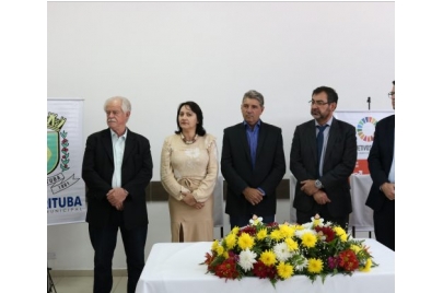 Mandiritutuba no dia do seu aniversário recebe um presente.